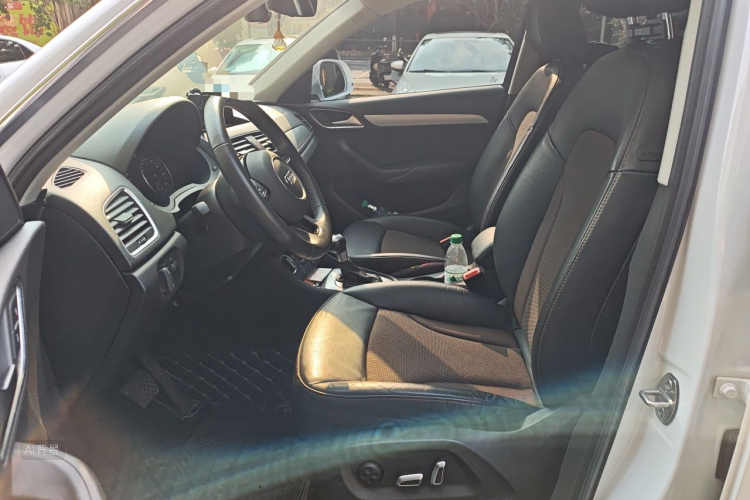 Audi Q3 2019 car image #17