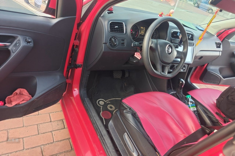 Volkswagen Polo 2015 car image #18