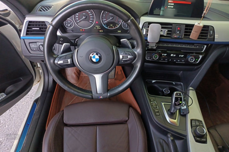 BMW 3 Series 2019 car image #12