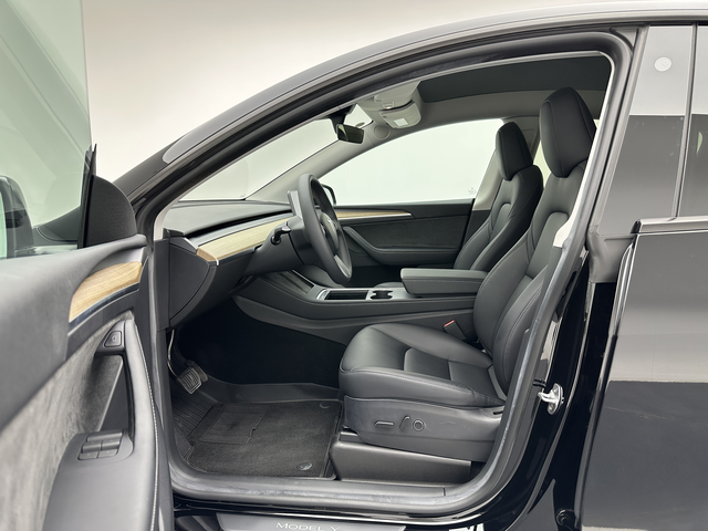Tesla Model Y 2023 #10 Tesla Model Y 2023 car image #10