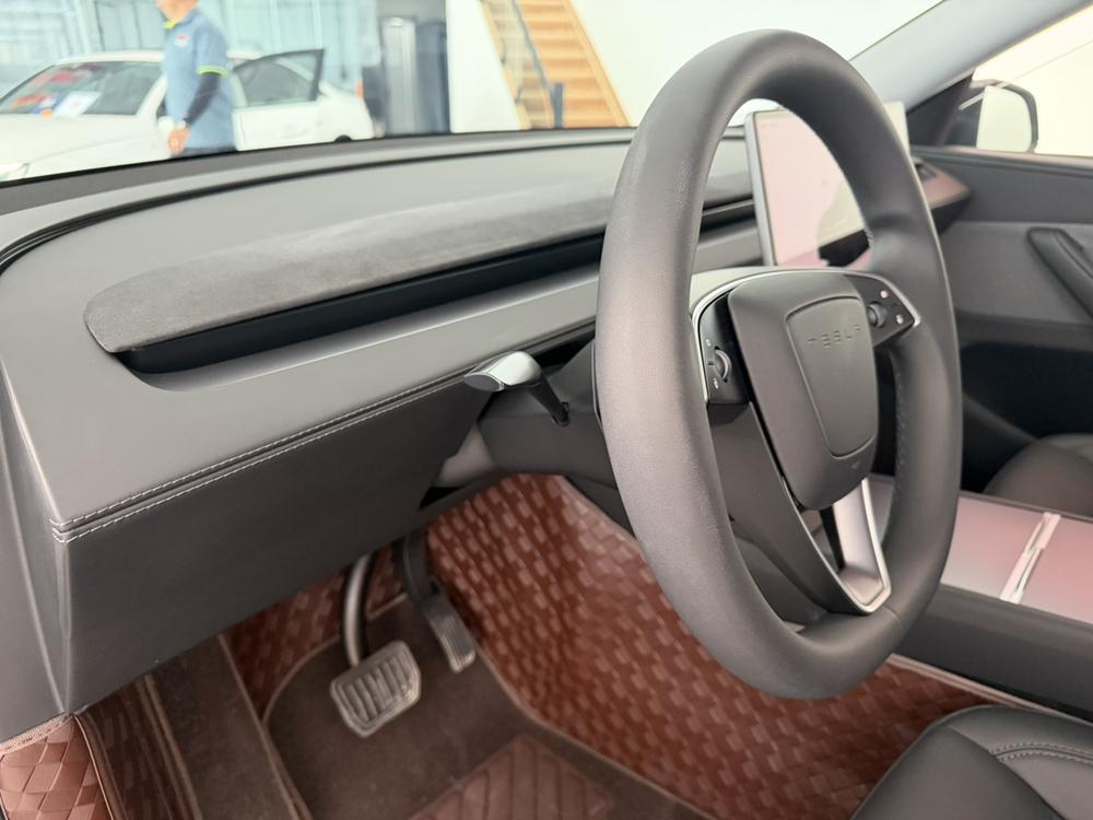 Tesla Model Y 2025 car image #10