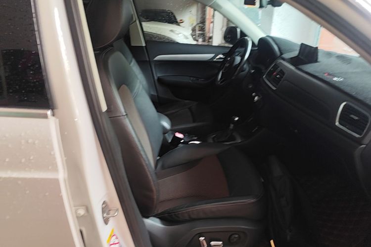 Audi Q3 2017 car image #24