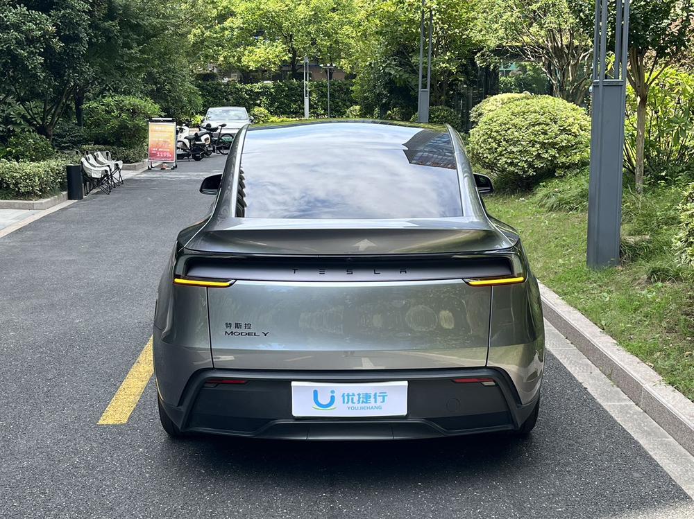 Tesla Model Y 2026 #5 Tesla Model Y 2026 car image #5