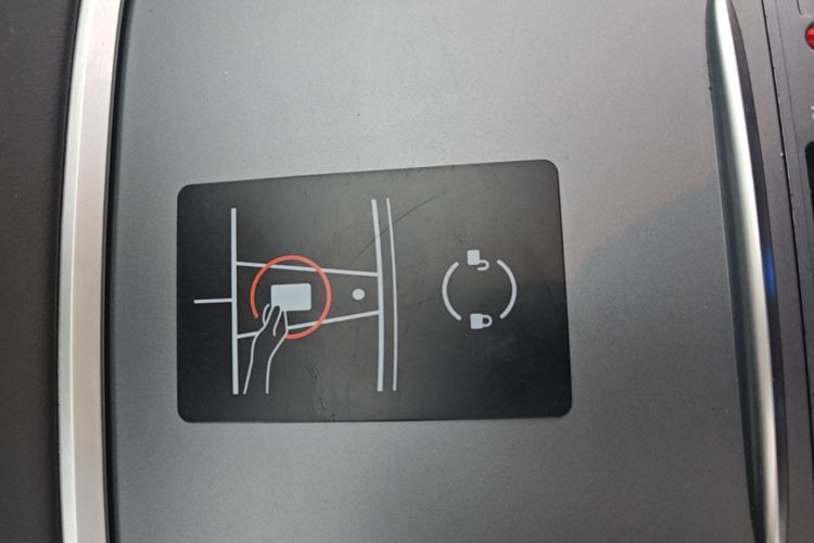 Tesla Model Y 2023 car image #9