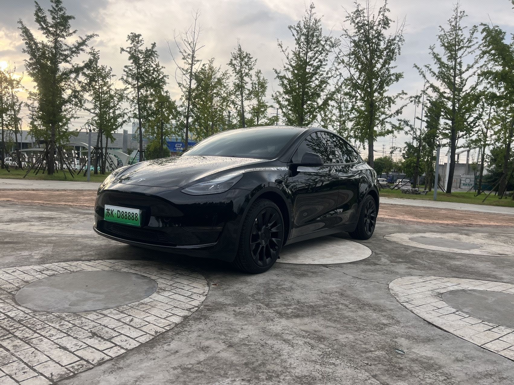 Tesla Model Y 2023 car image 