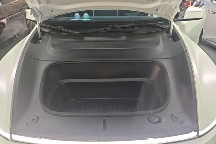 Tesla Model Y 2025 #20 Tesla Model Y 2025 car image #20