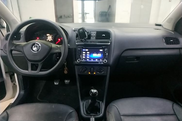 Volkswagen Polo 2015 car image #10
