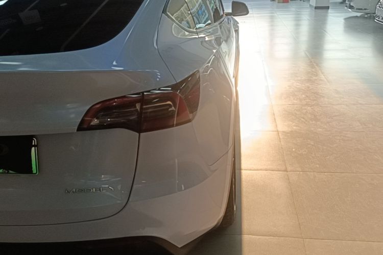 Tesla Model Y 2023 car image #8