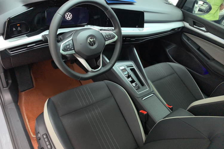 Volkswagen Golf 2023 car image #10