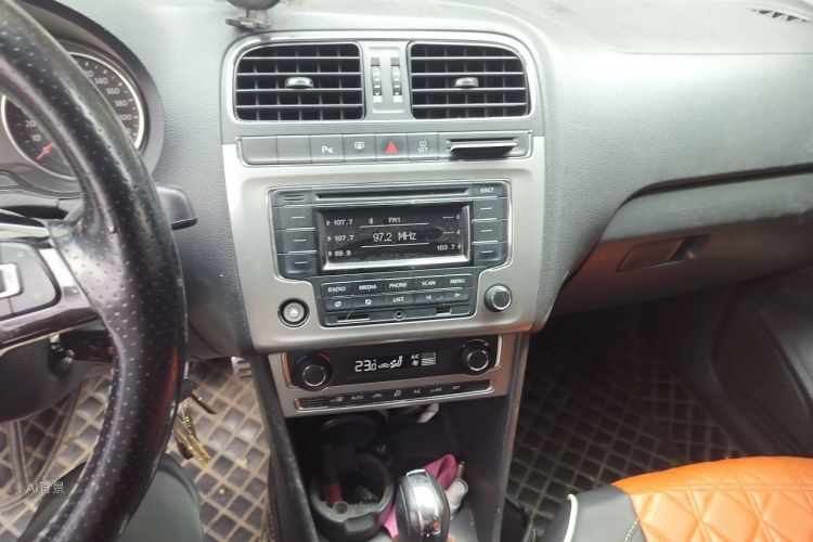 Volkswagen Polo 2014 car image #15