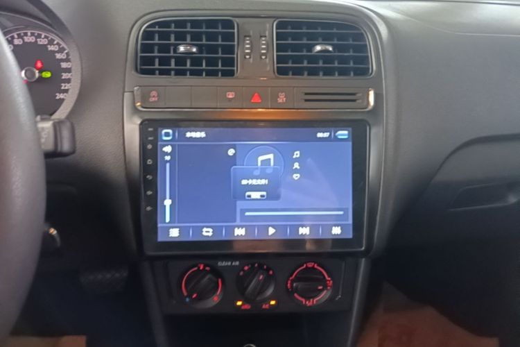 Volkswagen Polo 2018 car image #13