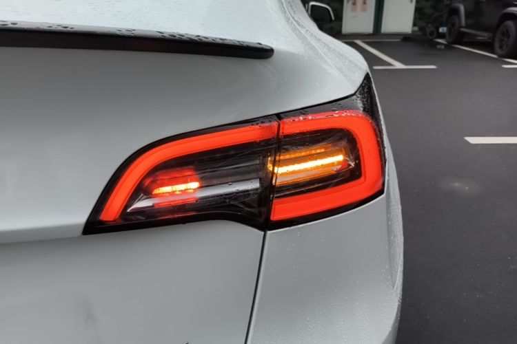 Tesla Model Y 2024 #8 Tesla Model Y 2024 car image #8