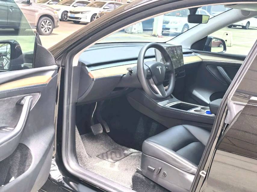 Tesla Model Y 2023 car image #4