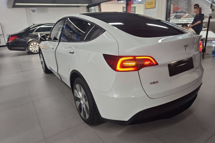 Tesla Model Y 2022 #5 Tesla Model Y 2022 car image #5
