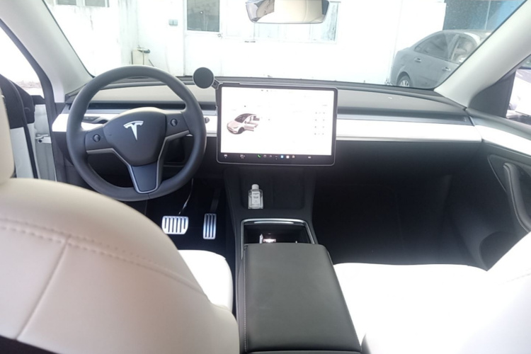 Tesla Model Y 2023 #10 Tesla Model Y 2023 car image #10