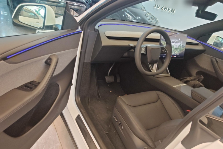 Tesla Model Y 2026 #16 Tesla Model Y 2026 car image #16