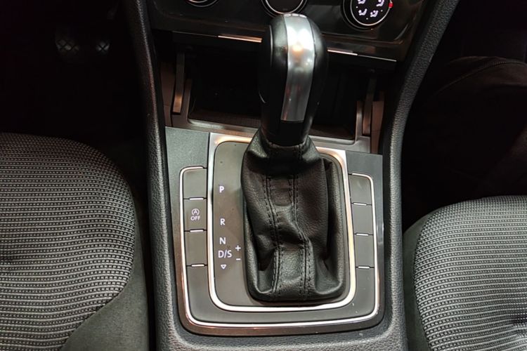 Volkswagen Golf 2019 car image #14