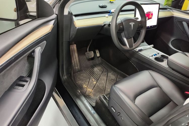 Tesla Model Y 2023 #12 Tesla Model Y 2023 car image #12