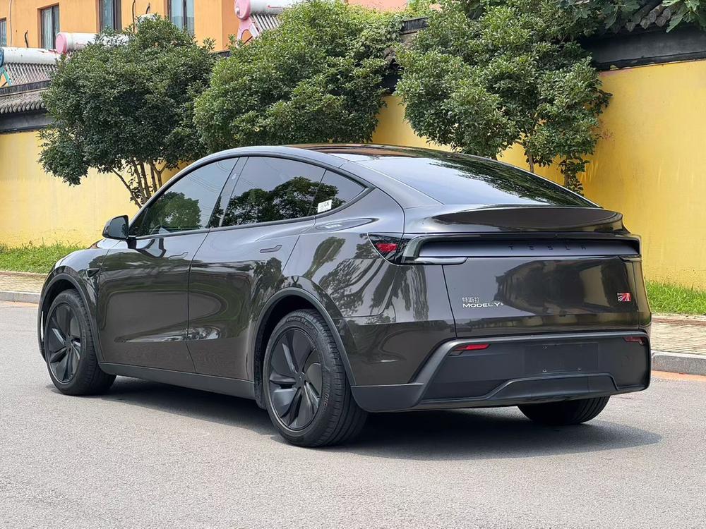 Tesla Model Y 2025 car image #4