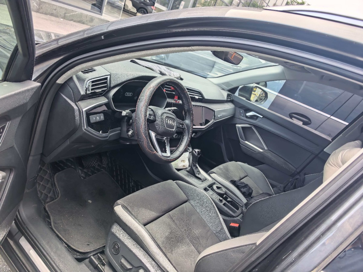 Audi Q3 2023 car image #3
