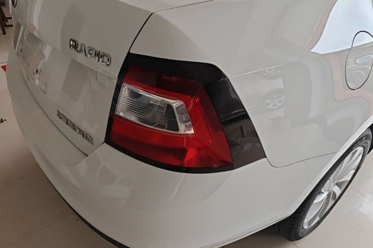 Skoda Rapid 2018 car image #8