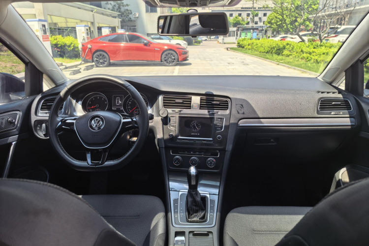 Volkswagen Golf 2017 car image #23