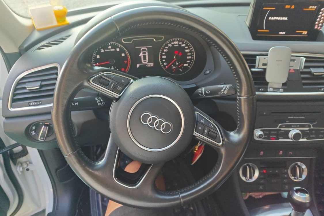 Audi Q3 2016 car image #24