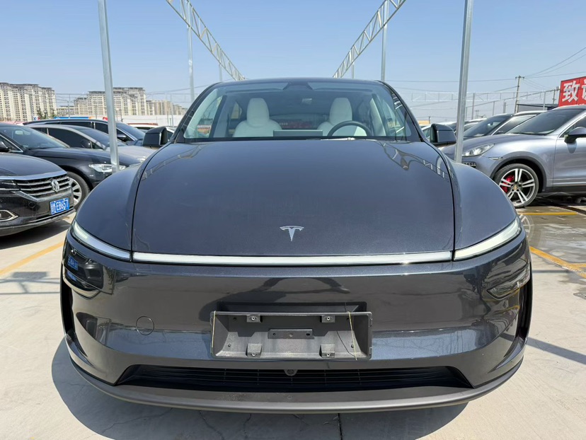 Tesla Model Y 2025 #2 Tesla Model Y 2025 car image #2