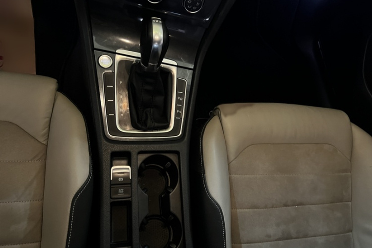 Volkswagen Golf 2017 car image #18