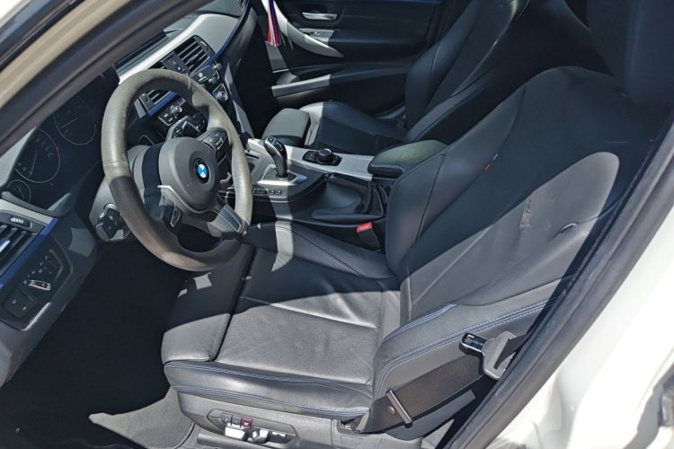 BMW 3 Series 2019 car image #19