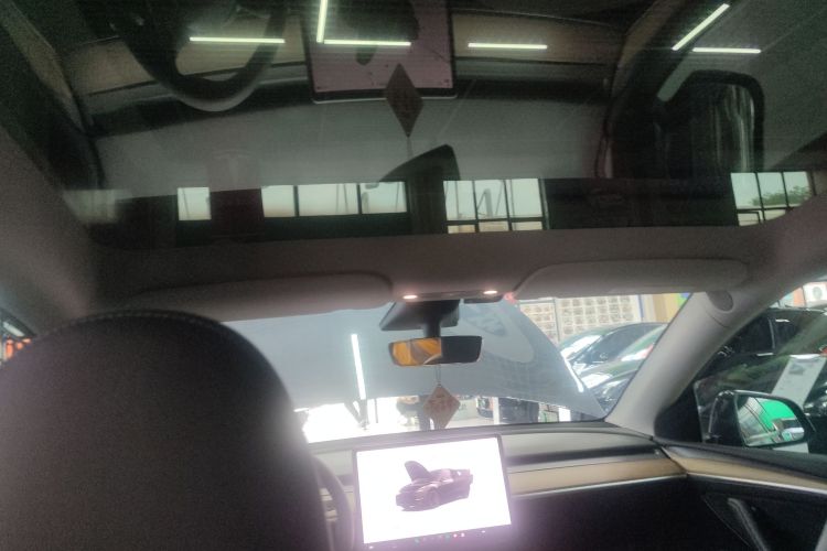 Tesla Model Y 2022 car image #18