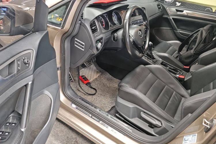 Volkswagen Golf 2017 car image #16