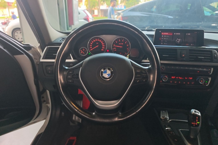 BMW 3 Series 2019 car image #11
