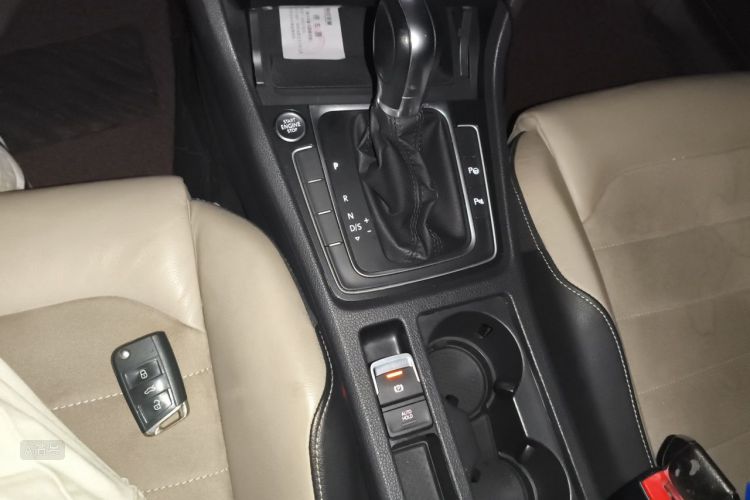 Volkswagen Golf 2017 car image #16