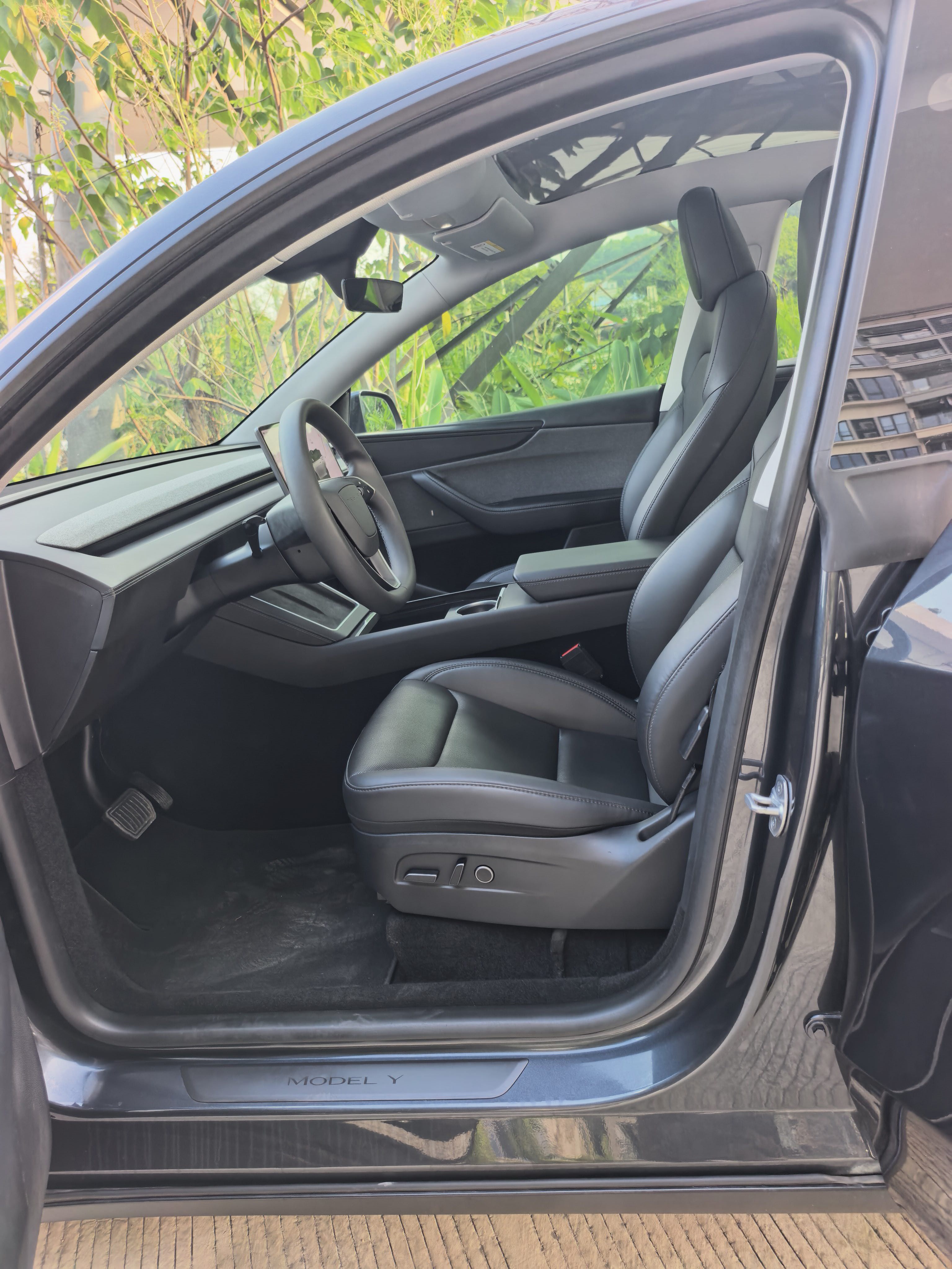 Tesla Model Y 2025 car image #4
