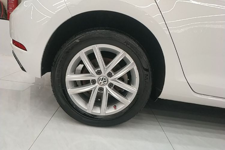 Volkswagen Golf 2019 car image #10