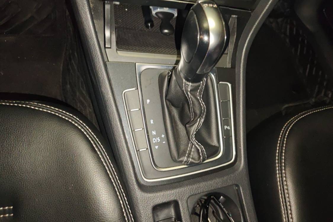 Volkswagen Golf 2017 car image #27