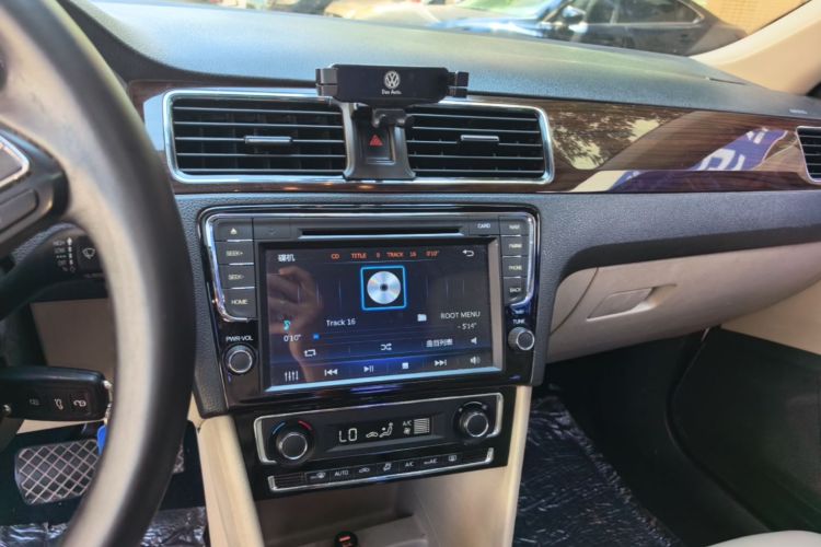 Volkswagen Santana 2015 car image #13
