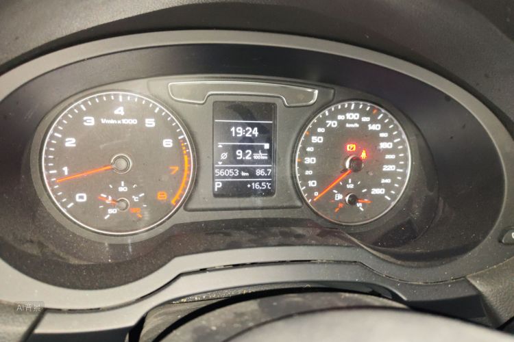 Audi Q3 2019 car image #13