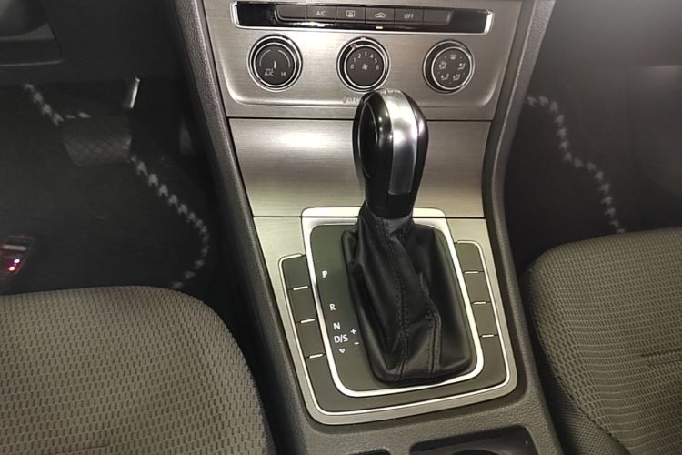 Volkswagen Golf 2017 car image #14