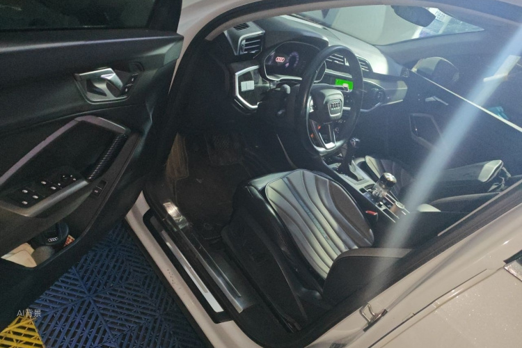 Audi Q3 2021 car image #18