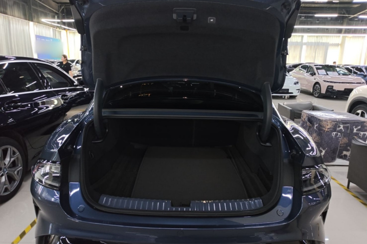 MI SU7 2025 immagine di auto #21