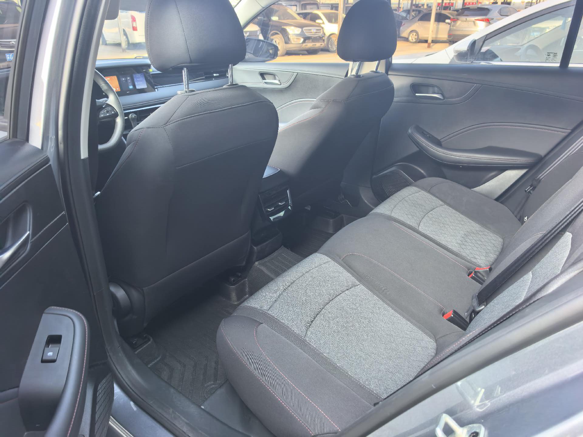 Roewe i5 2025 #4 Roewe i5 2025 car image #4