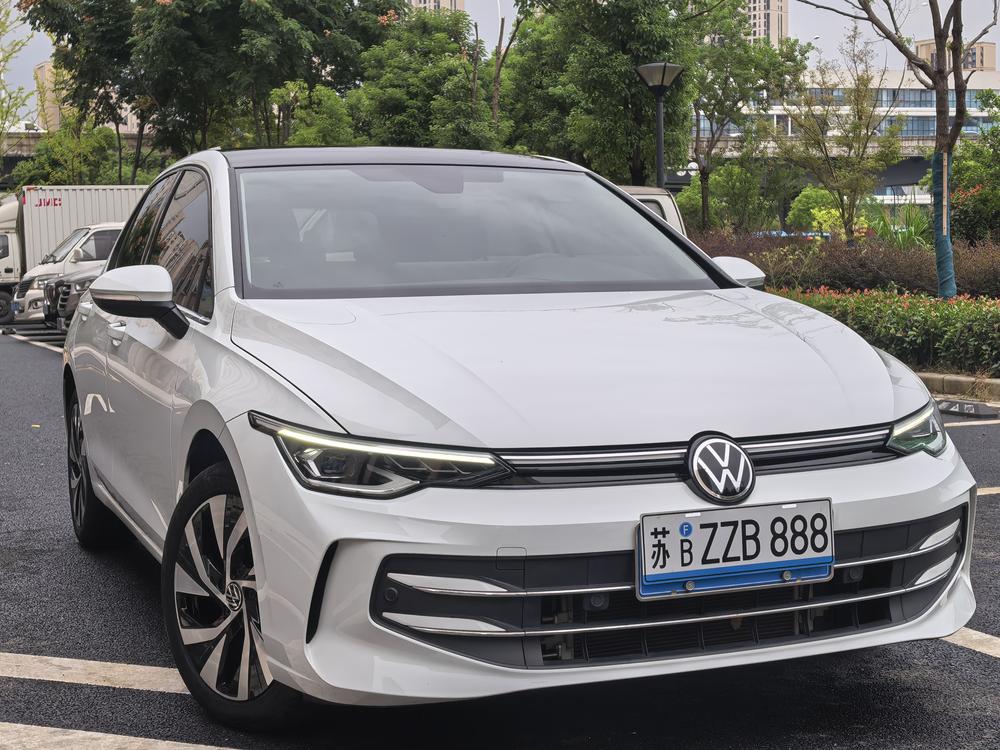 Volkswagen Golf 2025 car image #9
