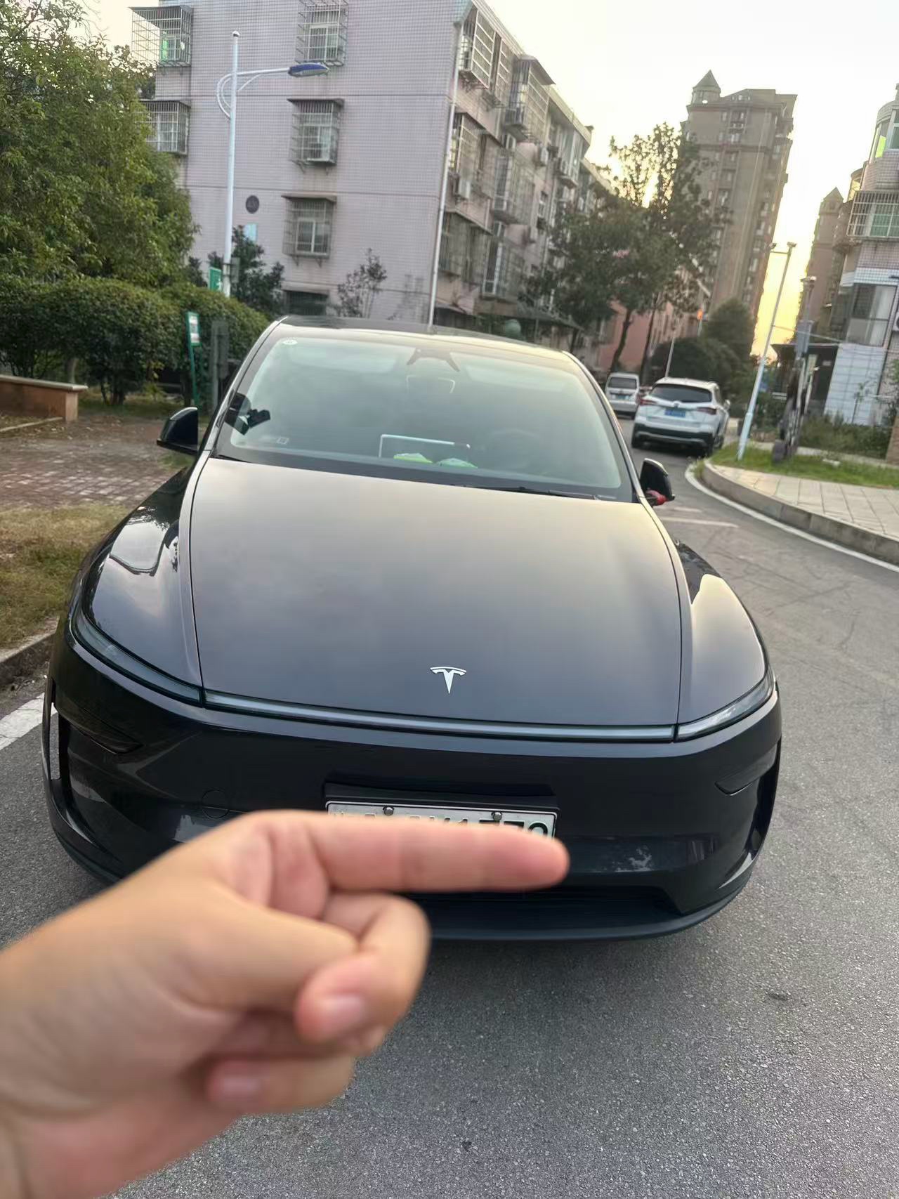 Tesla Model Y 2025 #2 Tesla Model Y 2025 car image #2