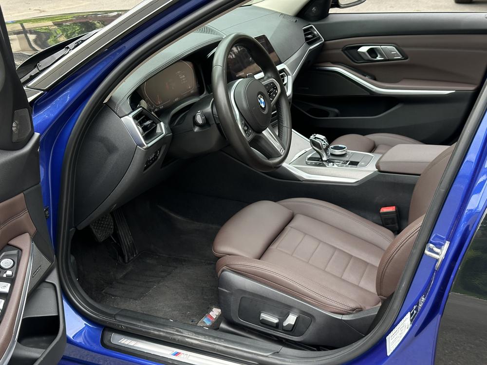 BMW 3 Series 2019 car image #16