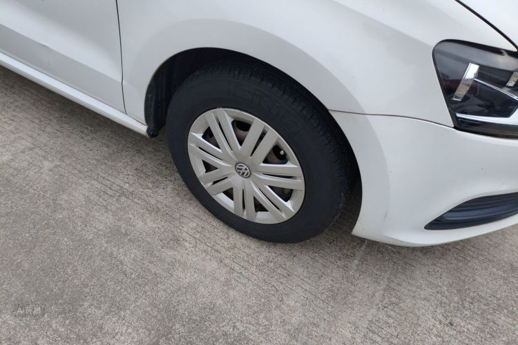 Volkswagen Polo 2015 car image #9