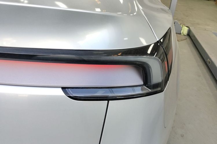 Tesla Model Y 2025 immagine di auto #8