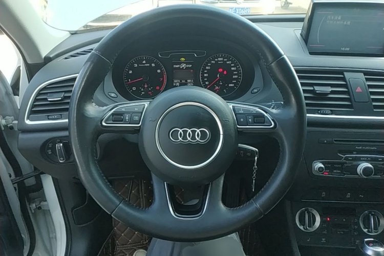 Audi Q3 2015 car image #11