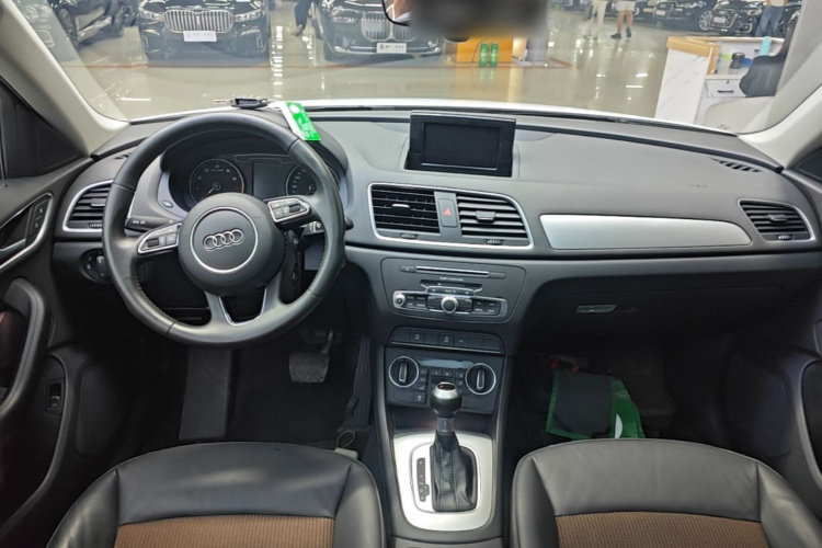 Audi Q3 2018 car image #11